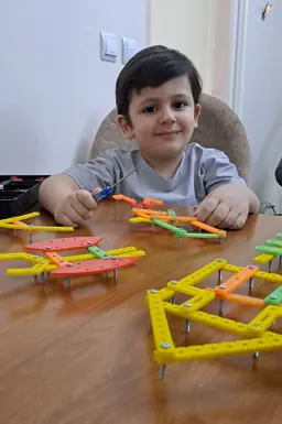 عکس ائلوین کوچولو، دانش‌آموز آکادمی کدیما